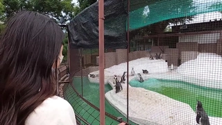 高挑車模席地而坐白虎穴露臉自慰床上勾引網友忍不住舔逼，做愛射在外陰上