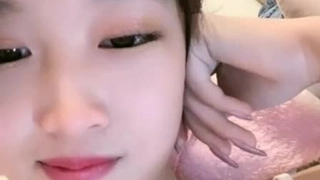 (点击用户名首页更精彩）摸着高跟丝袜美腿，插着肥美多汁鲍鱼
