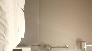 大好きな黒人巨根が待ちきれず部屋に到着前にエレベーターから始めてしまう