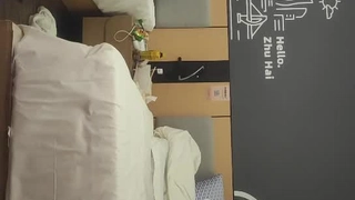 曾经平台最骚女主播，每天多要约男操逼，让男的吃药操，舔蛋吸屌活堪比技师，开档肉丝美臀骑上来，这男的满足不了