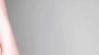 望谟女神的幸福生活，超高颜值美女，被中年大叔爆操，情趣开档内裤，埋头舔骚逼，怼着镜头大屌抽插，操的妹子爽翻1