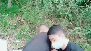 成熟的女人向她的继子展示如何取悦女人