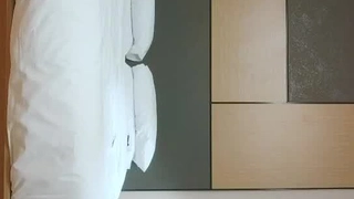 Jenna Noel和Tricia在大学宿舍里热情的双性恋邂逅
