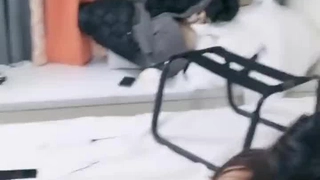 家庭禁忌:少女妹妹和哥哥用假阳具调皮并喷射