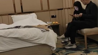 对白刺激，美女背着老公出来偷情。