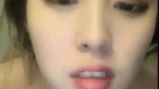 窗外窺視工友強子和他臭美媳婦沙發打炮
