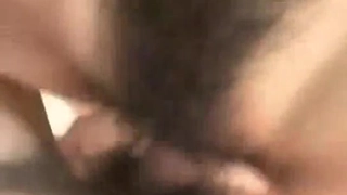 继兄妹在宿舍房间里探索禁忌的欲望