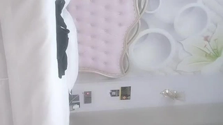 脑袋那麽大巨乳！新人下海大奶诱惑！情趣换装露奶子，翘起大肥臀特写，抓着揉捏又大又软