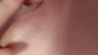 02年美子丫~扣逼自慰发情发浪❤️瓣开逼逼特写给狼友们看，手都抠麻啦