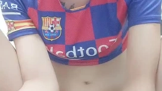 可爱的金发女郎在硬核四人组中被面部射精