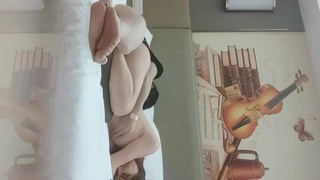 Emma Hix被她的继兄和他的妈妈操了